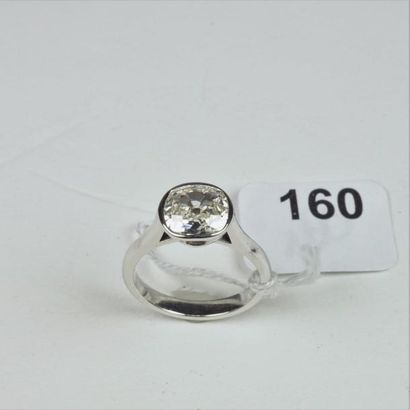 null Bague solitaire en or gris centrée d'un diamant coussin taille ancienne pesant...