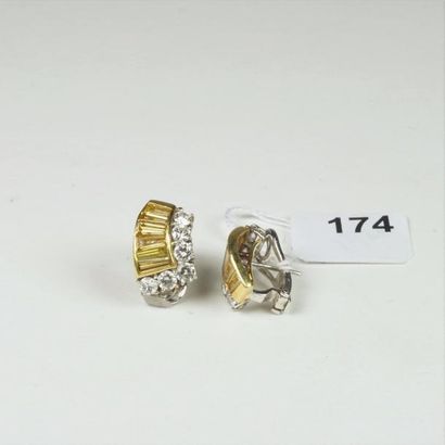 null Paire de boucles d'oreilles en or gris 18K (750/oo) ornées de diamants taille...