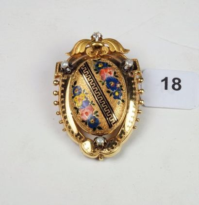 null Broche ovale en or jaune 18K (750/oo) à décor floral émaillé polychrome, époque...