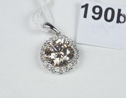 null Pendentif en or gris 18K (750/oo) ajouré serti d'un diamant taille brillant...