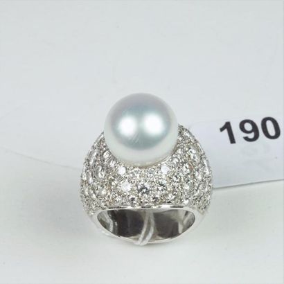 null Bague "Boule" en or gris 18K (750/oo) centrée d'une perle de culture des Mers...