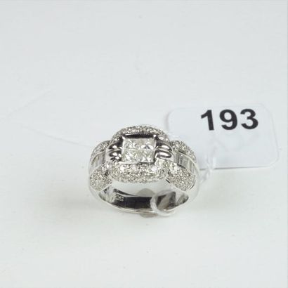 null Bague jonc en or gris 18K (750/oo) le motif central carré serti de quatre diamants...