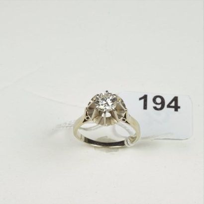 null Bague Solitaire en or gris 18K (750/oo) sertie d'un diamant taille brillant...