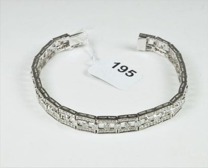 null Bracelet ligne en or gris 18K (750/oo) composé de maillons ajourés et articulés...