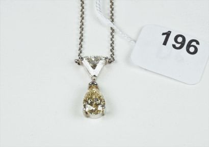null Pendentif en argent 800/oo) orné d'un diamant taille poire calibrant 1,40 ct...