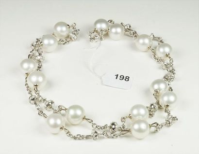 null Sautoir composé de maillons ovales en or gris 18 (750/oo) alternés de 14 perles...
