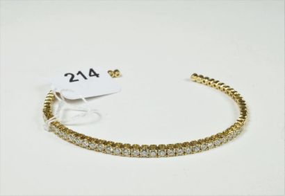 null Bracelet jonc ouvert en or jaune 18K (750/oo) torsadé orné d'une ligne de diamant...
