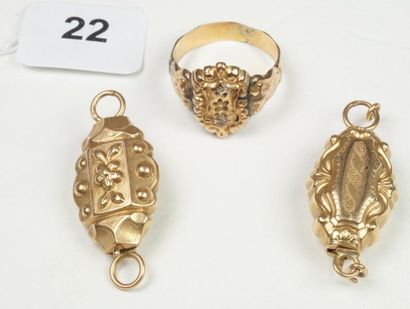 null Lot de bijoux vellaves comprenant deux fermoirs tonneau en or jaune 18K (750/oo)...