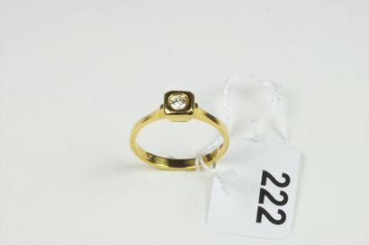 null Bague en or jaune 18K (750/oo) centrée d'un diamant taille brillant calibrant...