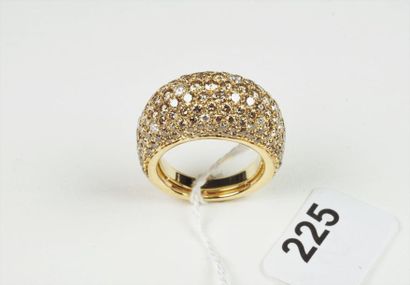 null Bague "Jonc bombé" en or jaune 18K (750/oo) pavée de diamants taille brillant...