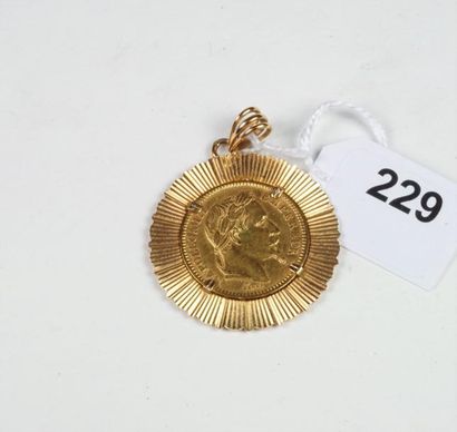 null Pendentif en or jaune 18 carats 750 millième centrée d'un Napoléon Poids 10...
