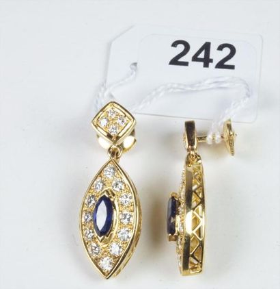 null Paire de pendants d’oreille en or jaune 18 carats (750°/°°) chacun serti d’un...