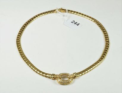 null Collier en or jaune 18K (750/oo) maille anglaise, le motif central ovale et...