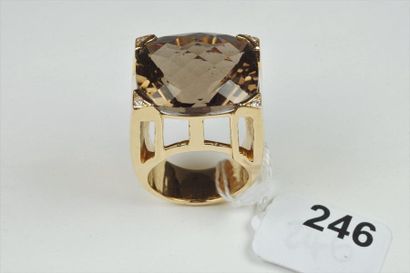 null Bague Chevalière en or jaune 18K (750/oo) centrée d'un quartz fumé taille coussin...