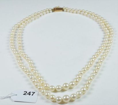 null Collier double rang de perles de culture en chute ( diamètre 3 ½ à 8 mm) fermoir...
