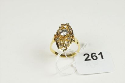 null Bague Marquise en or jaune 18K (750/oo) ajouré et ciselé centrée d'un diamant...