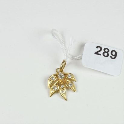 null Pendentif "Feuille" en or jaune 18K (750/oo) serti de petites diamants. Poids...
