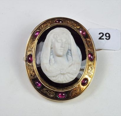 null Broche ovale en or jaune 18K (750/oo) centrée d'un camée sur onyx à décor de...