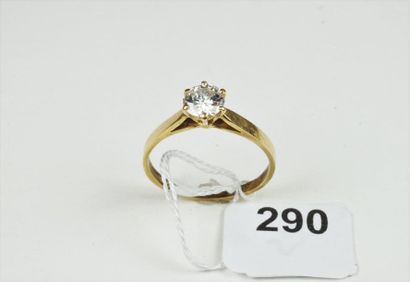 null Bague en or jaune 18K (750/oo) ornée d'un diamant solitaire taille brillant...