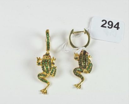 null Paire de pendants d'oreilles en vermeil (900/oo) agrémentés de grenouilles serties...