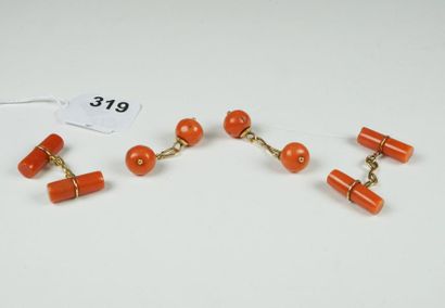 null Lot de deux paires de boutons de manchette en corail et or jaune 18K (750/oo)....