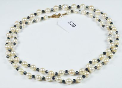null Sautoir de 68 perles en chute (diamètre 5 ½ à 8 ½ ) intercalées de petites perles...