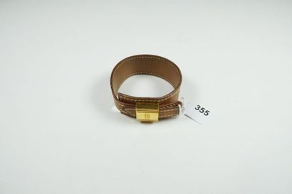 HERMES Bracelet en cuir Gold formant une boucle de ceinture, le fermoir en métal...