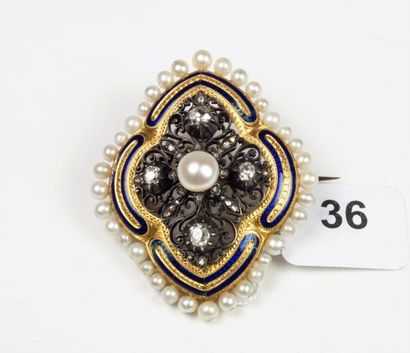 null Broche quadrilobée en or jaune 18K (750/oo) ornée de filets d'émail bleu (légers...