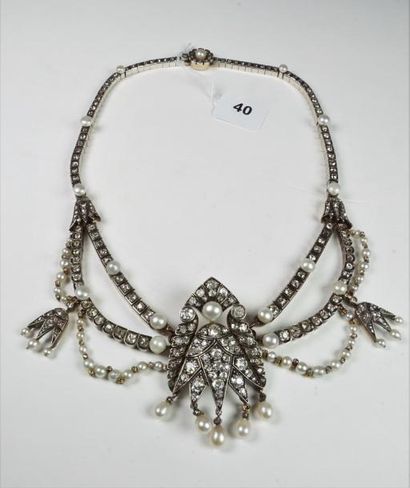 null Collier draperie en or 18 K 750/°° argent (800/oo) et or, à décor de guirlandes,...