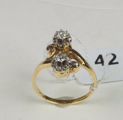 null Bague "Vous et Moi" en or jaune 18K (750/oo) sertie de deux diamants taille...