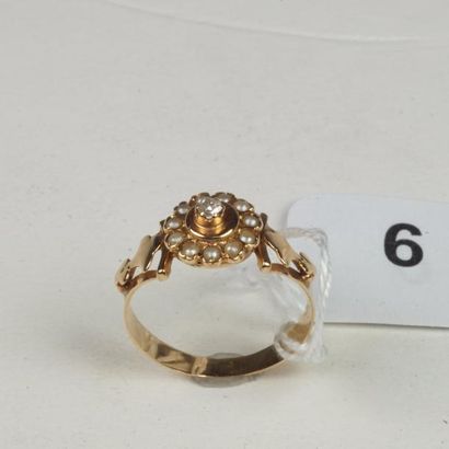 null Bague ancienne en or jaune 18K (750/oo), le plateau centré d'un diamant taillé...