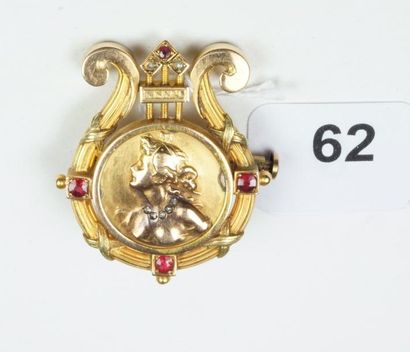 null Broche en or jaune 18K (750/oo) ajouré en forme de lyre ciselée et agrémentée...