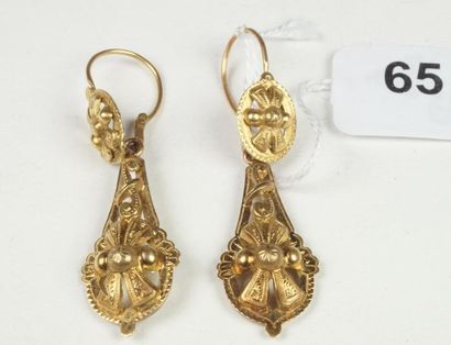 null Paire de pendants d'oreilles anciens en or jaune 18K (750/oo) ciselé et ajouré...