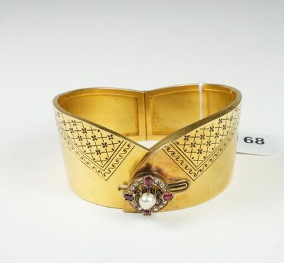 null Bracelet manchette en or jaune 18K (750/oo) à décor de résille et de guirlandes...