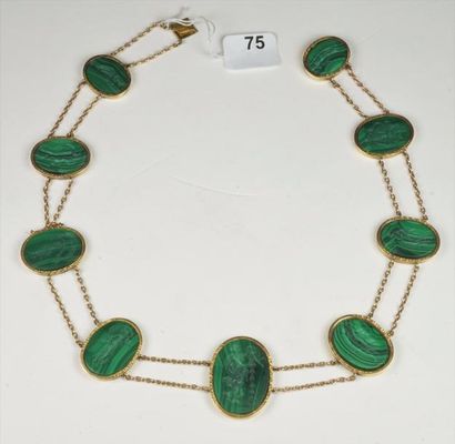 null Collier draperie composé de neuf intailles sur malachite, à décor de personnages...