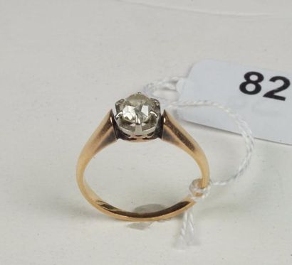 null Bague Solitaire en or de deux tons 18K (750/oo) sertie d'un diamant taille ancienne...