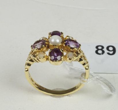 null Bague ancienne en or jaune 18K (750/oo) à décor floral orné de perles ( accidentées...
