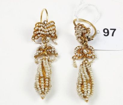null Paire de pendants d'oreilles en or jaune 18K (750/oo) agrémentés de rangs de...
