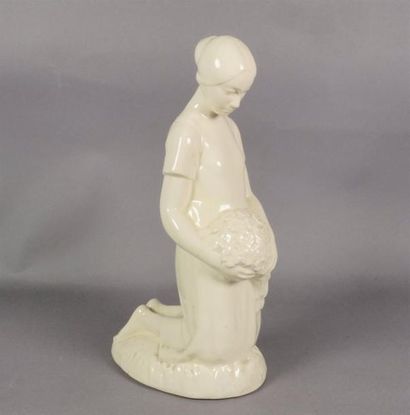 SARREGUEMINES Femme en prière sujet en porcelaine H 26 cm