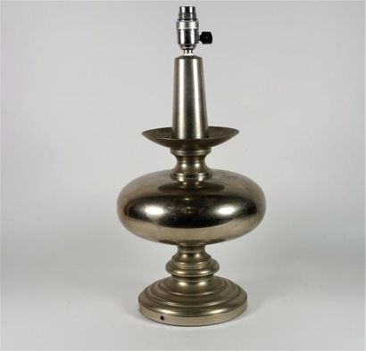 BARBIER (dans le gout de) Lampe à double renflement en métal chromé. H 40 cm.