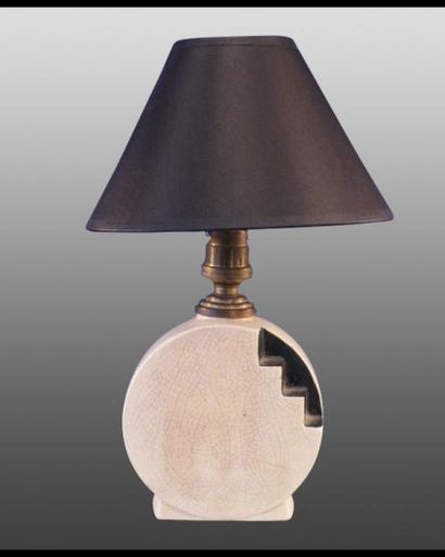 LA FONTINELLE Petite lampe en céramique craquelée blanche et décor géométrique noir...