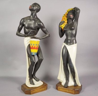 C ANDRE Couple de noirs en céramique sur socle de bois, signé H 48 cm