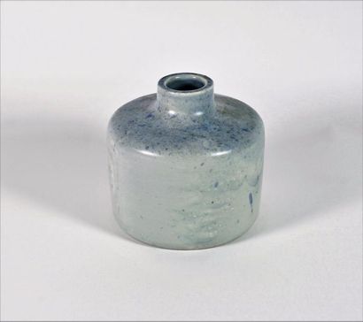 null ANONYME Petit vase en céramique émaillée bleu, monogrammé M. H 11cm.