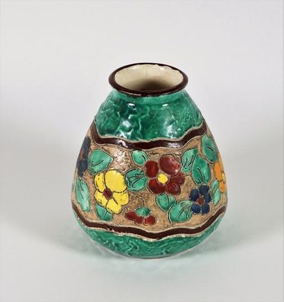 MASSIER Jérôme (1850-1926) Vase en verre à décor de fleurs, cachet sous la base....
