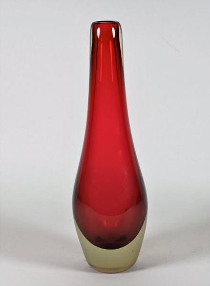 null ANONYME vase soliflore en épais verre rouge. 34 cm.