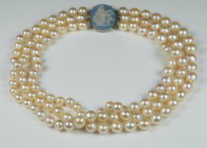 null Collier trois rangs de perles fermoir en or gris 18 carats (750°/°°) serti d'une...