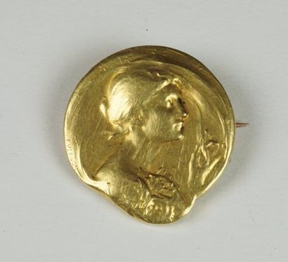 null Broche en or jaune 18 carat (750°/°°) ornée d'un profil de femme, signée Vernon...
