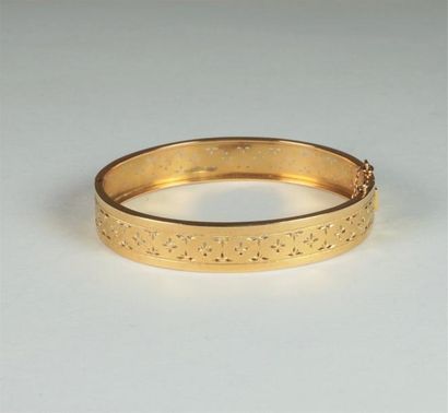 null Bracelet rigide en or jaune 18K (750°/°°) à décor ciselé et stylisé. Poids 9;7...