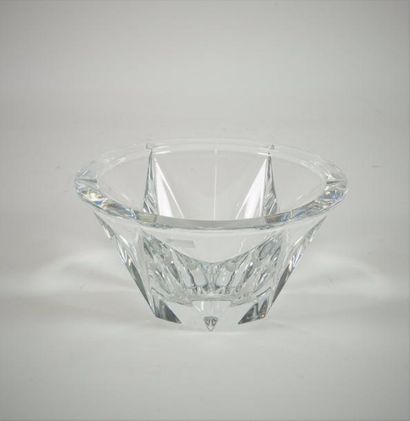 BACCARAT Lot en cristal taillé comprenant :Une coupe. Diam. 16,6 cm. Quatre verres...
