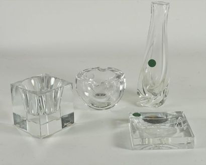 BACCARAT Lot en cristal comprenant : deux cendriers, une coupe et un petit vase ...